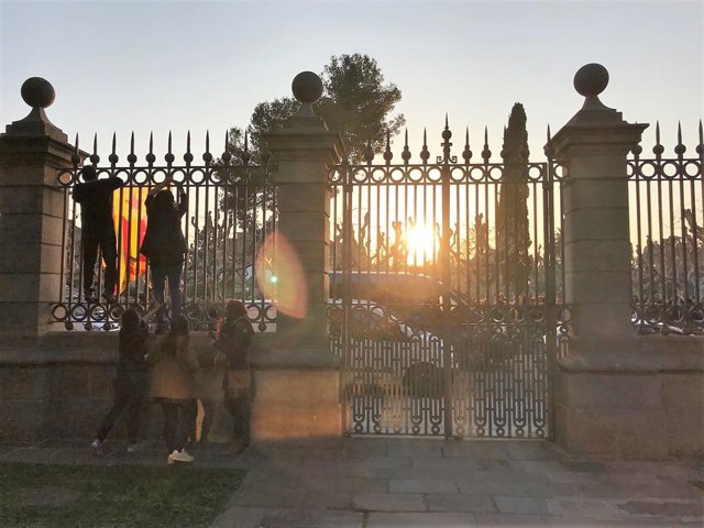 La CUP cuelga una bandera independentista en la verja del Parlament