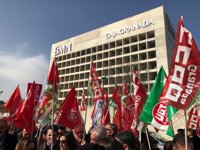 Más de 100 personas se concentran ante el edificio de El Cubo en Granada contra el ERE de Bankia