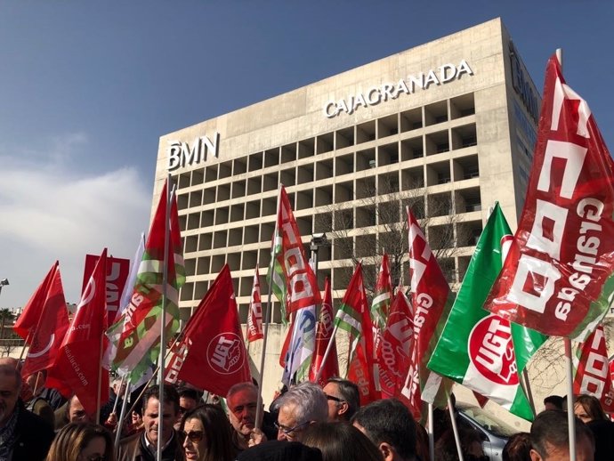 Concentración de sindicatos ante El Cubo en Granada, en contra del ERE de Bankia
