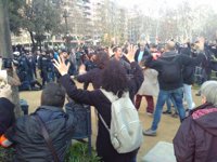 Los Mossos cargan al entrar un nuevo grupo de manifestantes en el recinto del Parlament