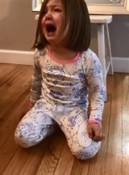 Niña llora al enterarse de que el bebé que esperan sus padres va a ser niño