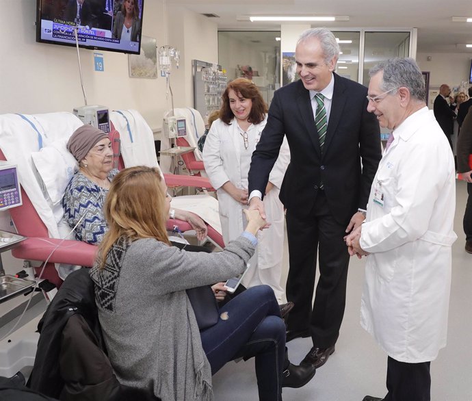 Ruiz Escudero Comprueba Las Mejoras De La Unidad De Día De Onco-Hematología Y La