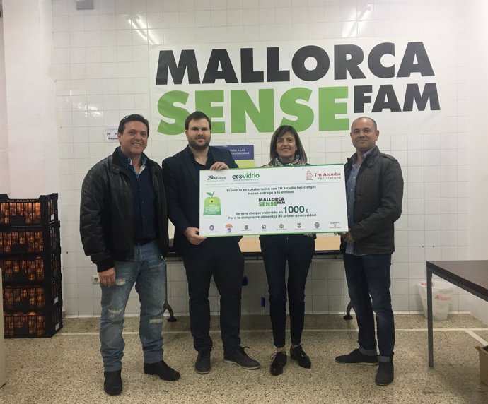 Entrega de la donación de Ecovidrio a Mallorca Sense Fam