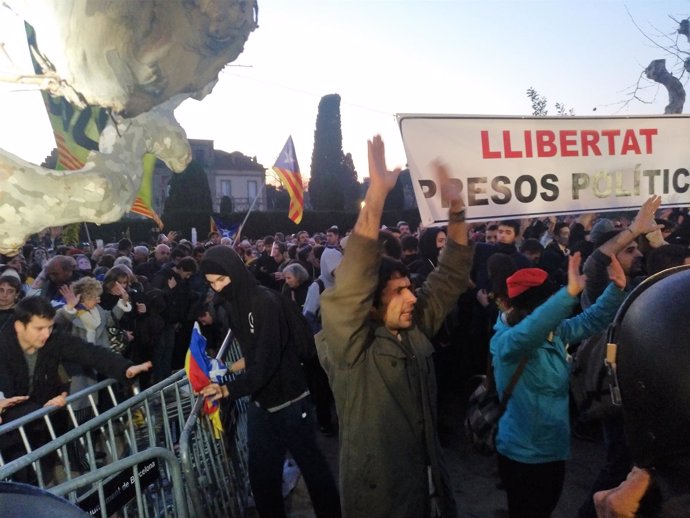 Concentrados ante el Parlament el día de la investidura aplazada de C.Puigdemont