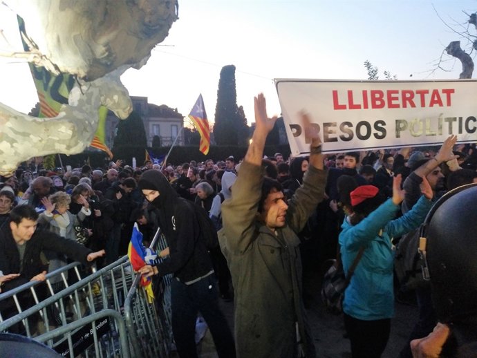 Concentrats davant el Parlament el dia de la investidura ajornada de C.Puigdemon