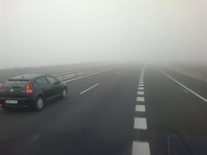 La boira dificulta la visibilitat en una carretera.