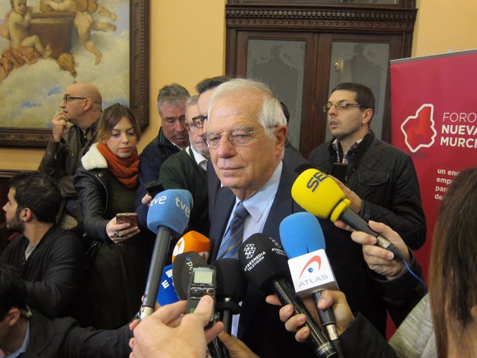 Josep Borrell, antes de participar en el Foro Nueva Murcia