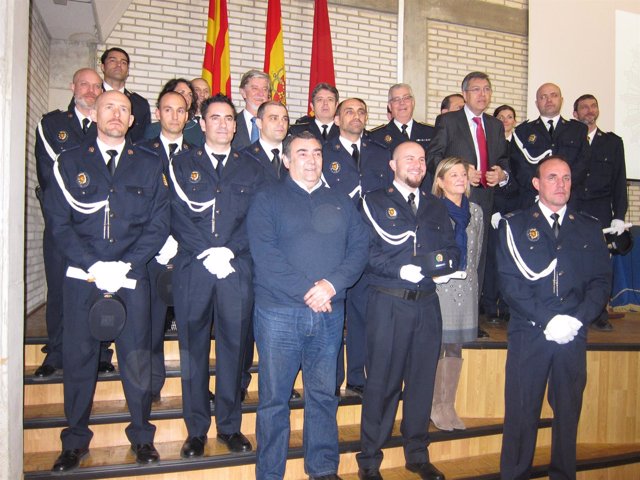 El alcalde y los concejales junto a los policías que han ascendido