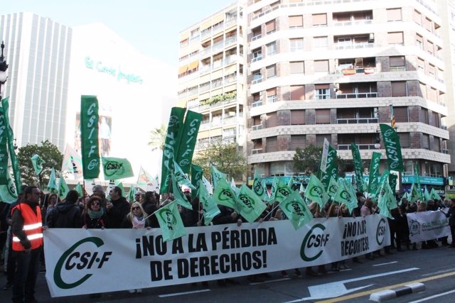 Concentración de afiliados al CSIF en València