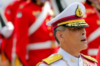 Condenados a prisión seis jóvenes en Tailandia por quemar retratos del rey