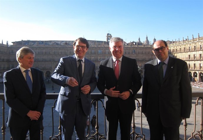 Firmantes del convenio en el balcón del Ayuntamiento de Salamanca