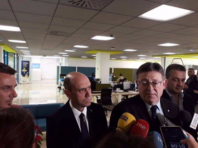 Puig atiende a los medios junto a Echávarri en Alicante