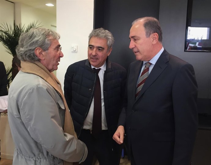 El concejal de Hacienda, Antonio Gato (derecha)