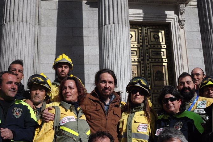Pablo Iglesias con bomberos forestales a las puertas del Congreso