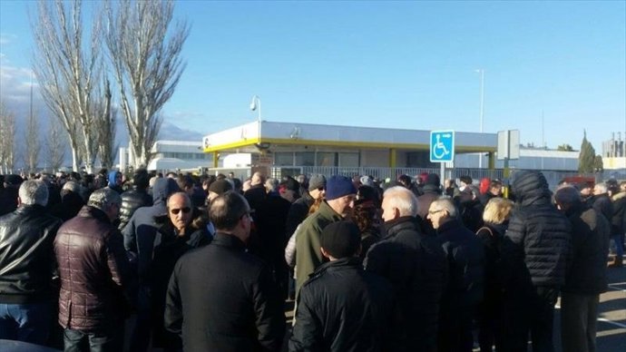 Trabajadores de Opel protestando en la fábrica de Zaragoza