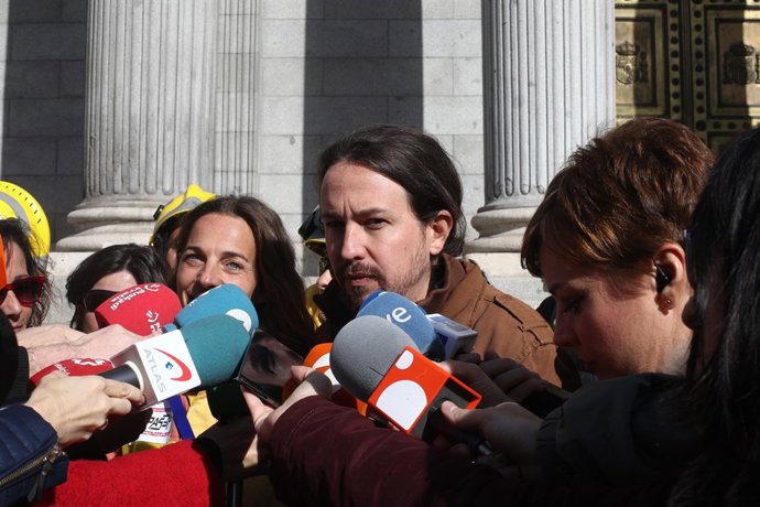 Pablo Iglesias amb bombers forestals a les portes del Congrés