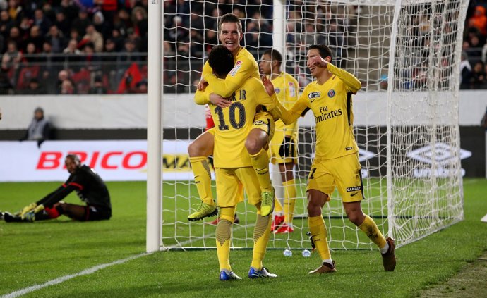 Neymar Junior celebra un gol con sus compañeros del PSG