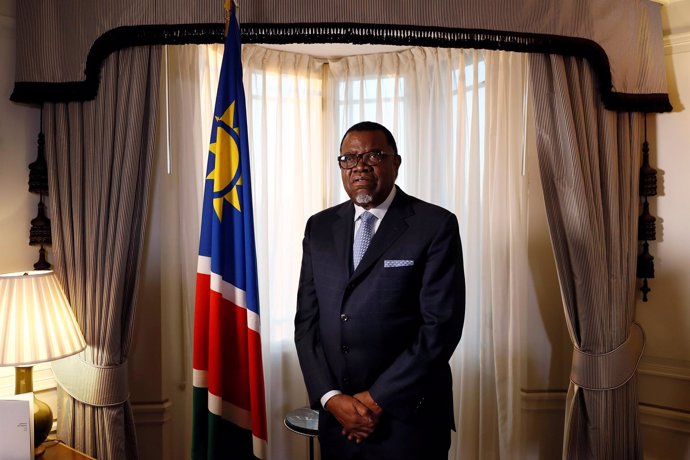 El presidente Geingob de Namibia posa para una entrevista con Reuters