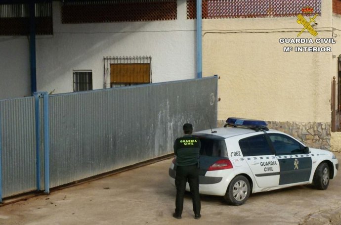 Un agente en el operativo por la estafa de 60 toneladas de limones