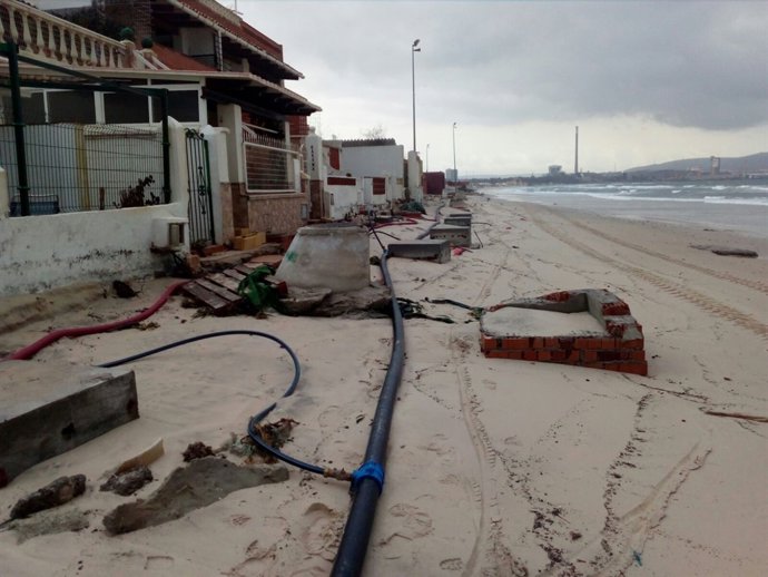 Playa del Campo de Gibraltar con el temporal