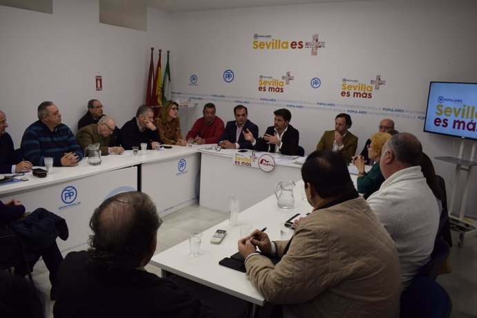 Beltrán Pérez reunido con los vecinos.