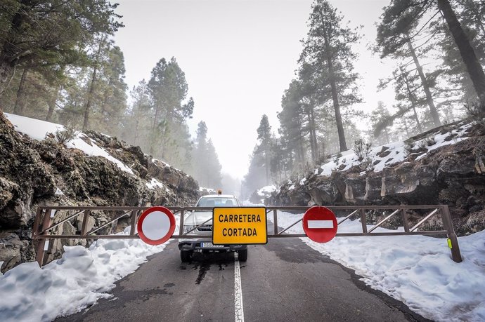 Carretera de acceso al Teide cortada