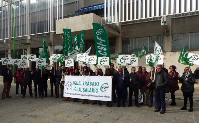 Concentración de empleados públicos del Estado convocados por CSIF en Córdoba