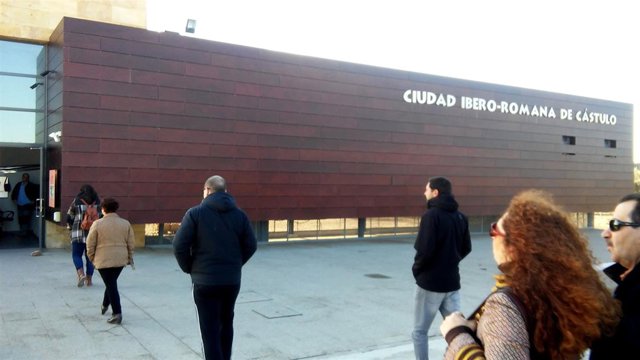 Un grupo de personas accede al Centro de Visitantes de Cástulo.