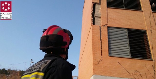 Un bombero observa los desperfectos en la fachada