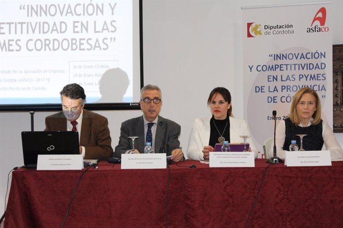 Barbero y Pérez (centro) presentan el informe