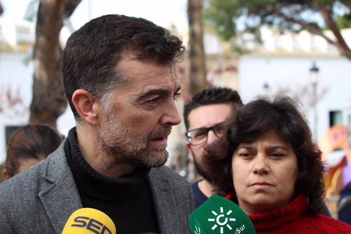 Antonio Maíllo atiende a los periodistas