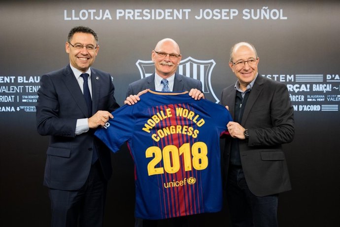 Josep Maria Bartomeu i Manel Rierol (FC Barcelona), i John Hoffman (GSMA)