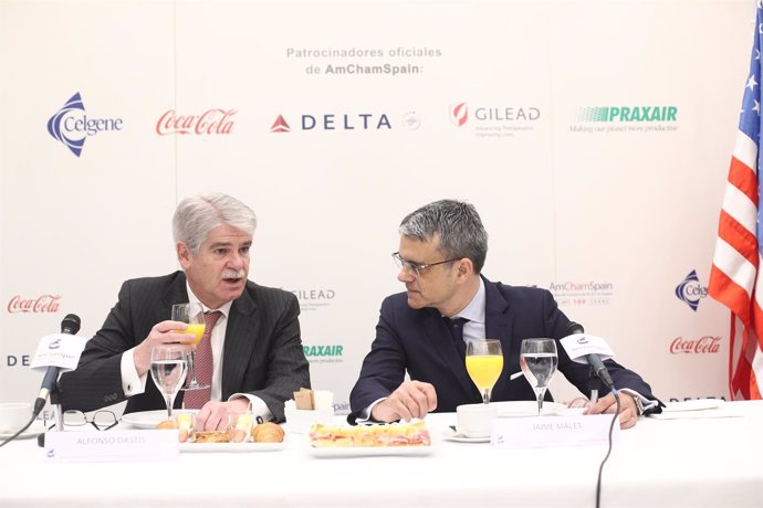 Alfonso Dastis y Jaime Malet  en un foro organizado por Amcham Spain