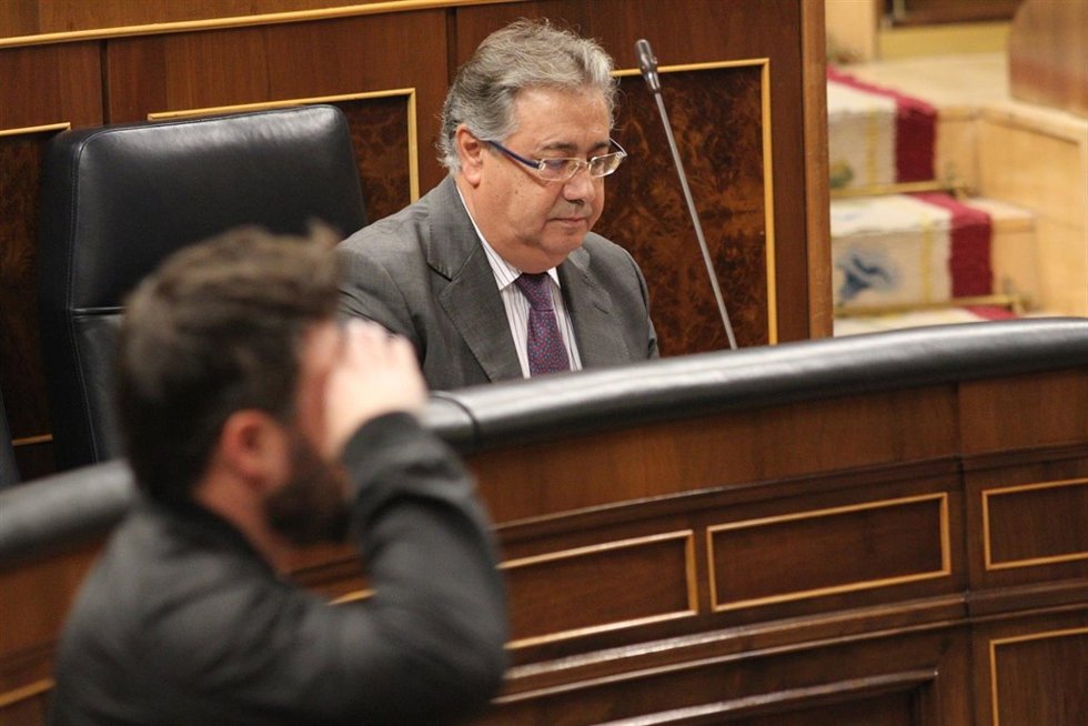 Gabriel Rufián hace un saludo mlitar en el Congreso delante de Zoido