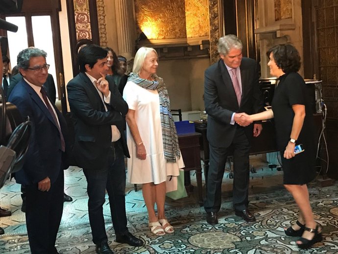 I.Millo, S.Saénz de Santamaría, A.Dastis i G.Pisarello en la reunió