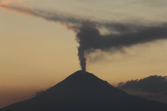 El Volcán Popocatépetl, En El Centro De México, Aumenta La Actividad