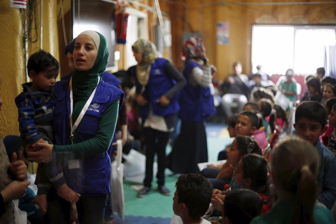 Refugiados sirios esperan en un centro de procesamiento de refugiados sirios 