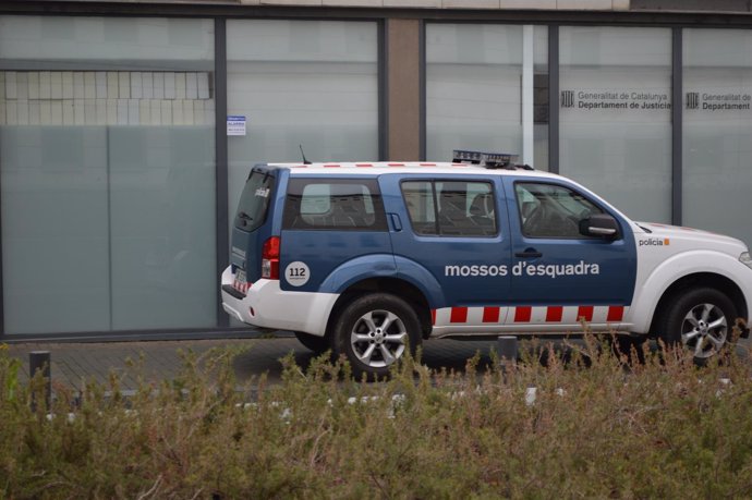 Coche de los Mossos d'Esquadra en los juzgados de Lleida