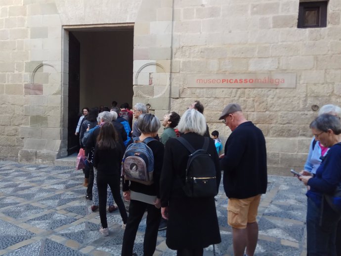 Turistas en la entrada del Museo Picasso de Málaga.