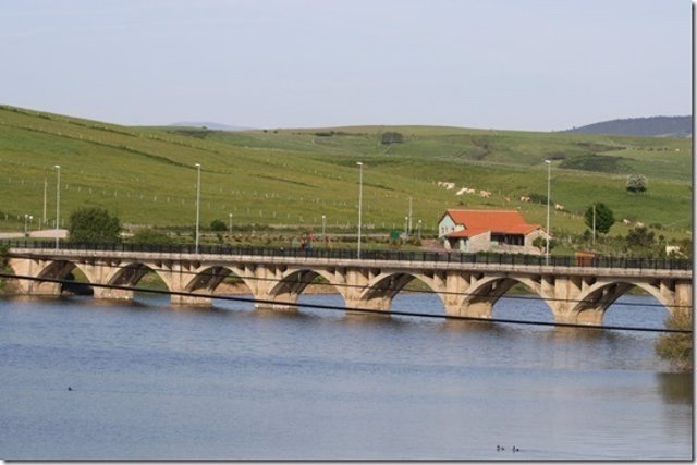 Puente viejo de La Población sobre el pantano del Ebro