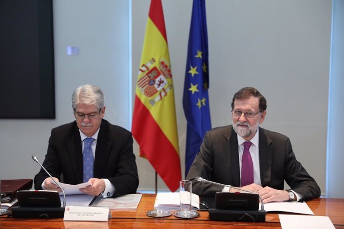 Rajoy y Alfonso Dastis en la reunión del Consejo de Política Exterior en Moncloa