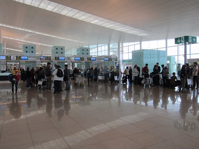 Resultado de imagen de Más de 6.000 personas visitaron los aeropuertos de Aena en Catalunya en 2017