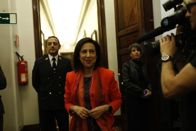 Margarita Robles en els passadissos del Congrés