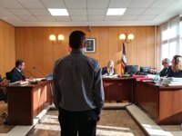 El fiscal mantiene la petición de pena para el acusado de agredir a un testigo protegido y aumenta la indemnización