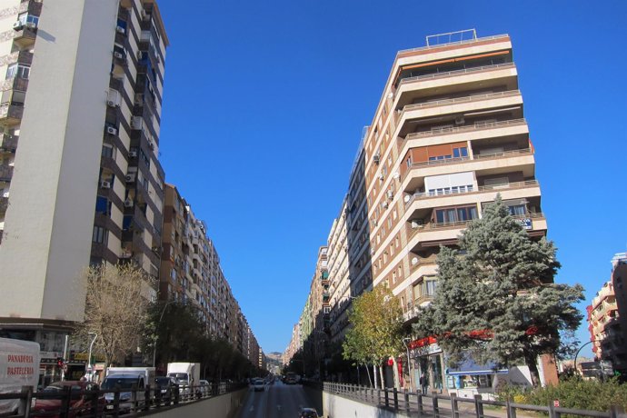 Vista de la avenida de Andalucía de Jaén con el paso subterráneo en primer plano
