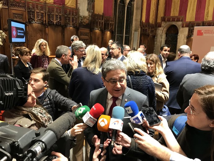 Enric Millo atén als mitjans a l'Ajuntament de Barcelona