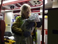 La Policía interroga a la joven que abandonó a su bebé a las puertas de una iglesia, que mañana declarará ante el juez