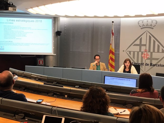Investigador tecnològic Sergio Tirat, tinent alcalde de Barcelona Laia Ortiz