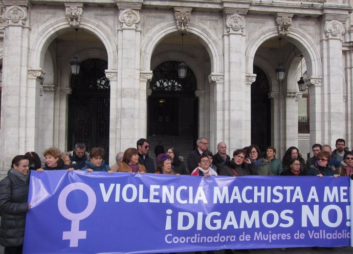 Concentración ante el Ayuntamiento de Valladolid                           