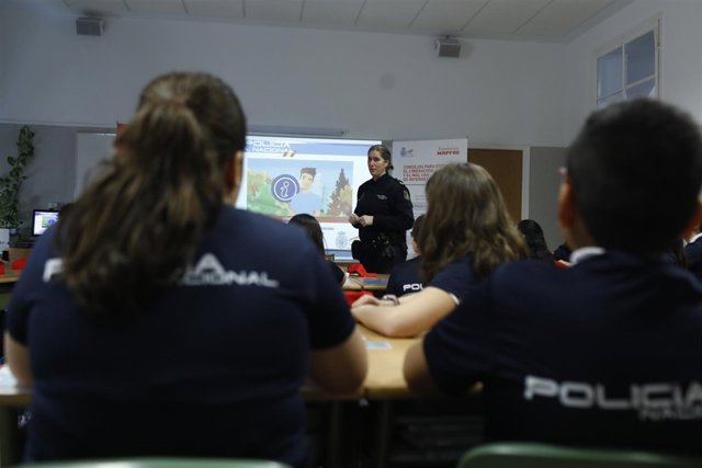 Presentación de materiales didácticos para el uso seguro de Internet en alumnos